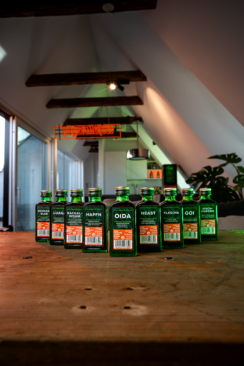 Jägermeister Dialekt Edition - 5 Freund halten 5 kleine Jägermeister Flaschen in die Kamera 5 Freund halten 5 kleine Jägermeister Flaschen in die Kamera
